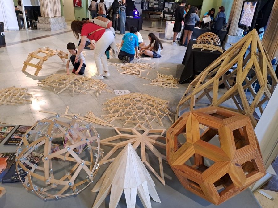 Construyendo cupulas reciprocas, domos, zomes y puentes con niños en MiDomoKids en el el Circulo de Bellas Artes