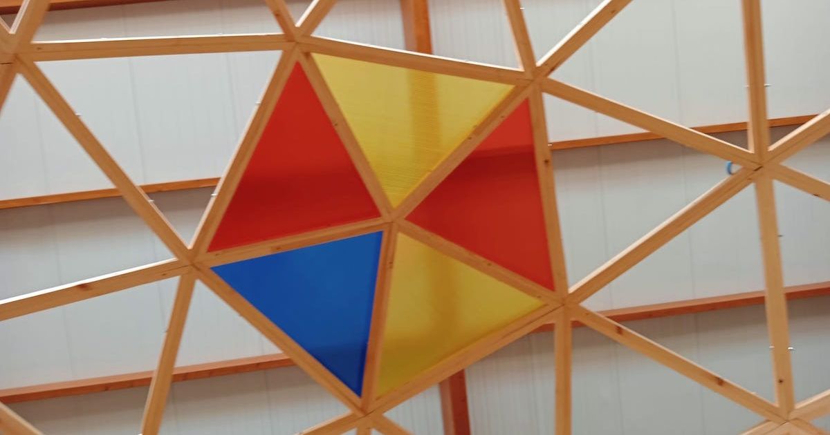 WhatsApp Image 2023-10-23 at 15.09.01 Domo Geodésico de Mader revestido de colores