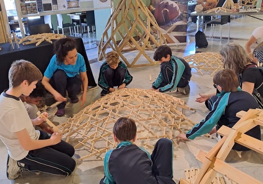 Construyendo cupulas reciprocas, domos, zomes y puentes con niños en MiDomoKids en el el Circulo de Bellas Artes