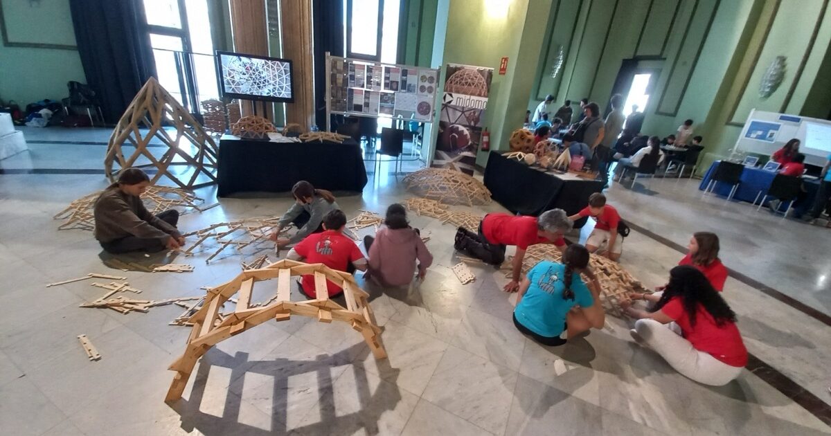concienciarte 2025_38 Construyendo cupulas reciprocas, domos, zomes y puentes con niños en MiDomoKids en el el Circulo de Bellas Artes