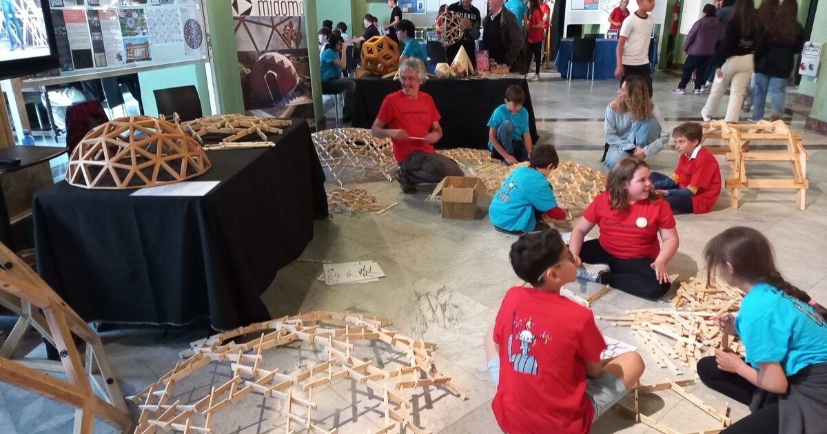 concienciarte 2025_41 Construyendo cupulas reciprocas, domos, zomes y puentes con niños en MiDomoKids en el el Circulo de Bellas Artes