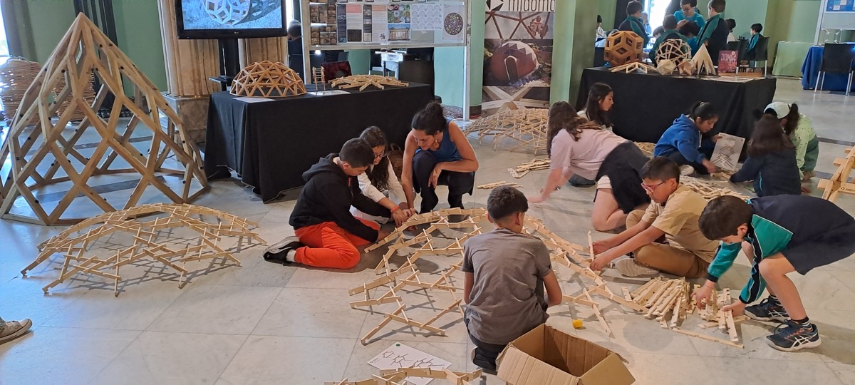 concienciarte 2025_45 Construyendo cupulas reciprocas, domos, zomes y puentes con niños en MiDomoKids en el el Circulo de Bellas Artes