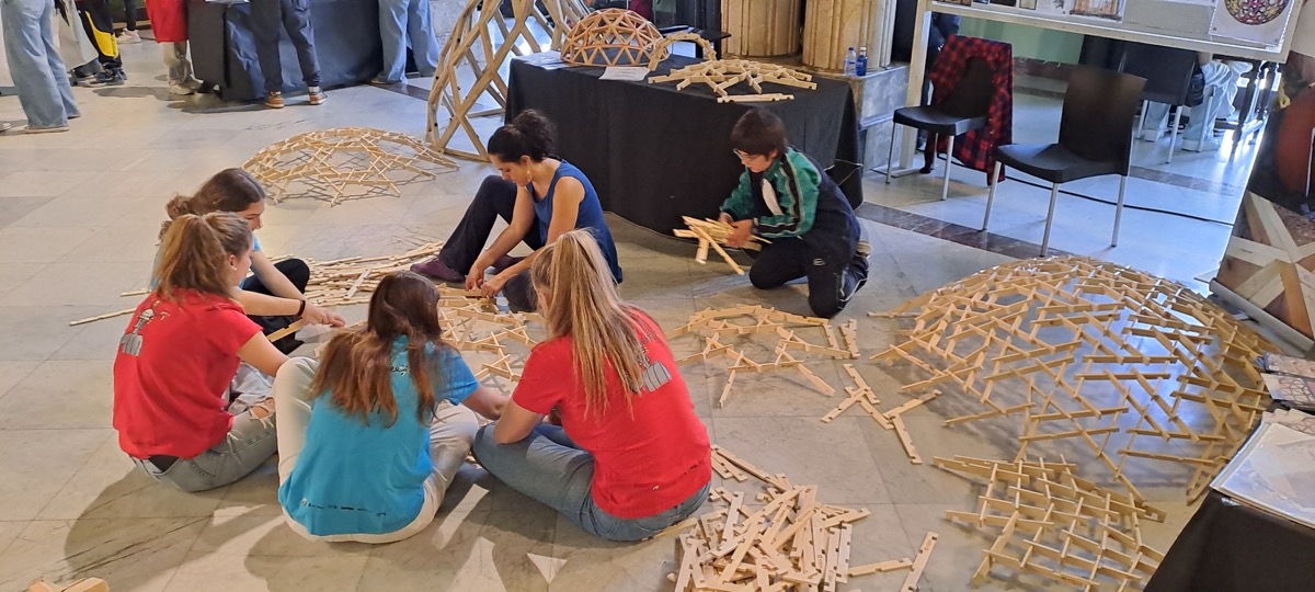 concienciarte 2025_48 Construyendo cupulas reciprocas, domos, zomes y puentes con niños en MiDomoKids en el el Circulo de Bellas Artes