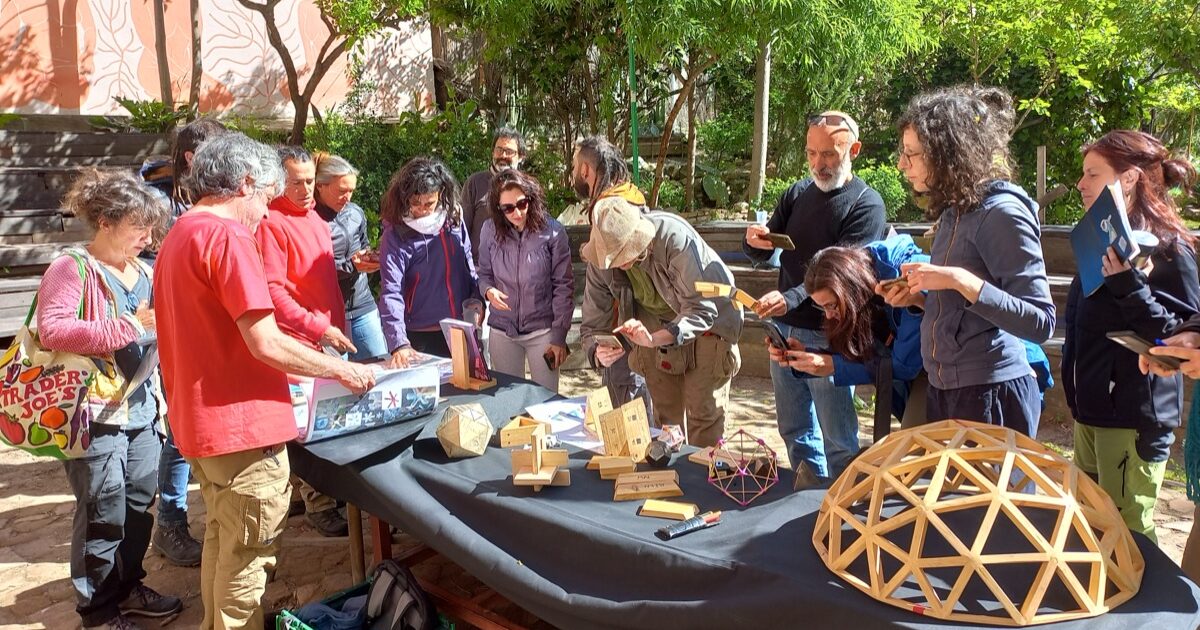 Construyendo un domo geodesico de madera en Lavapies-Madrid