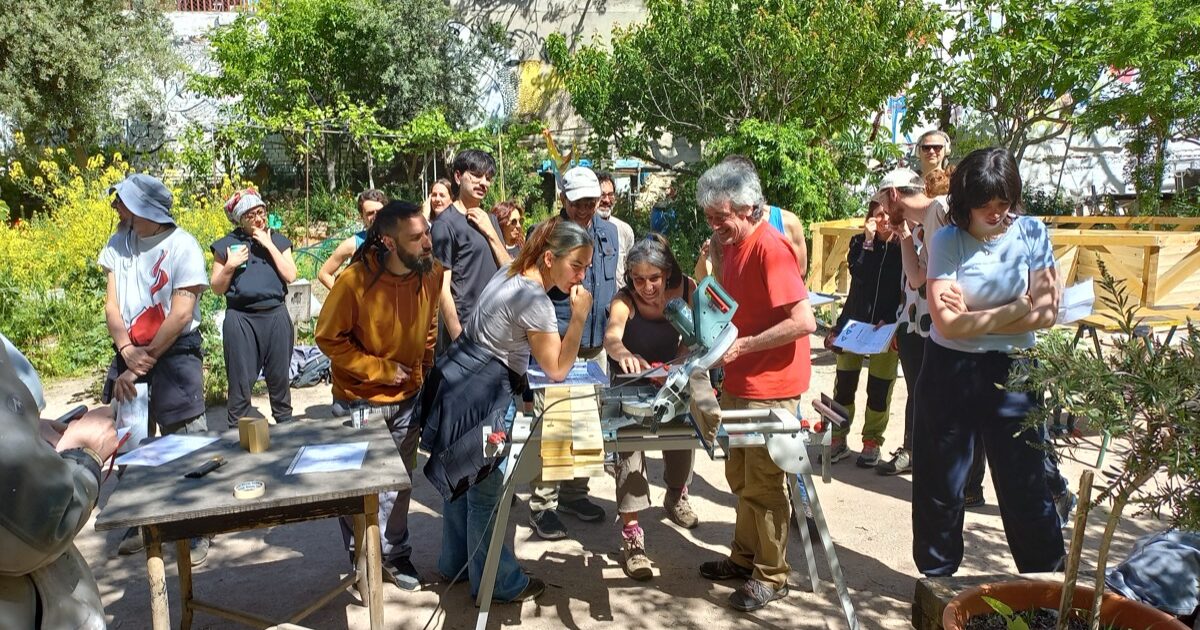 Construyendo un domo geodesico de madera en Lavapies-Madrid