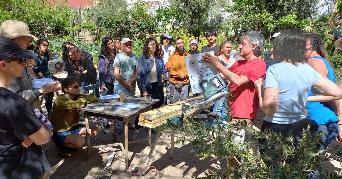 Construyendo un domo geodesico de madera en Lavapies-Madrid