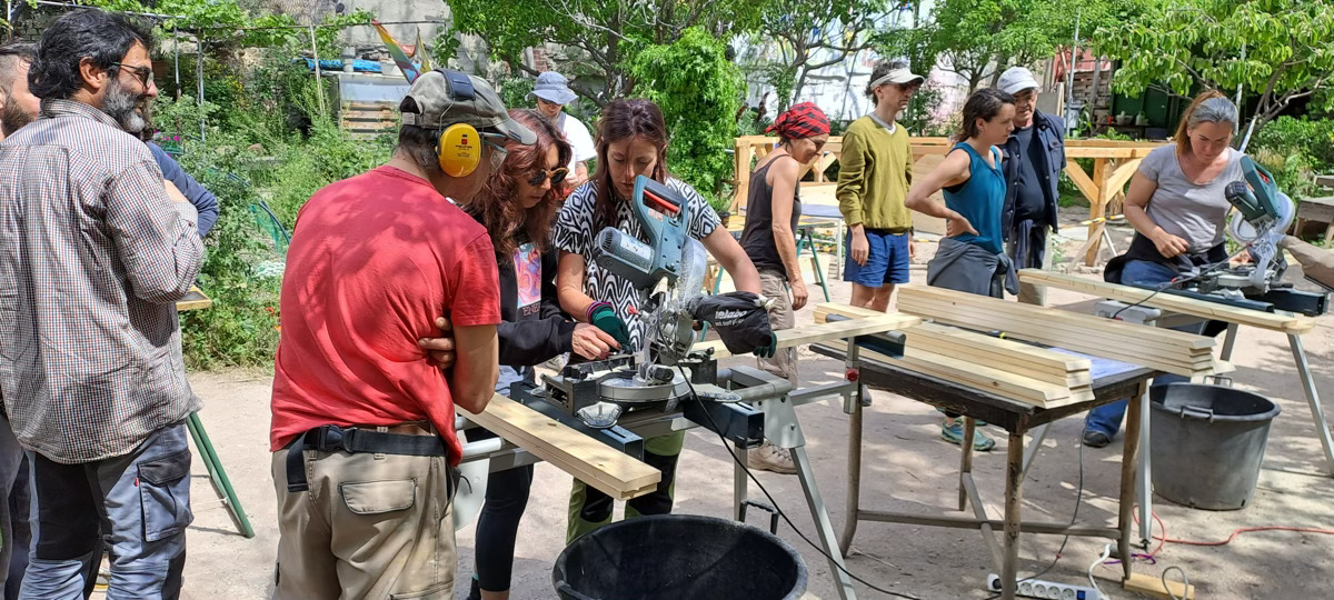 Construyendo un domo geodesico de madera en Lavapies-Madrid