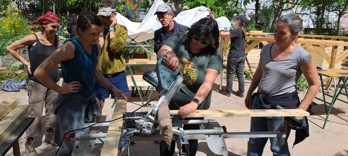 Construyendo un domo geodesico de madera en Lavapies-Madrid