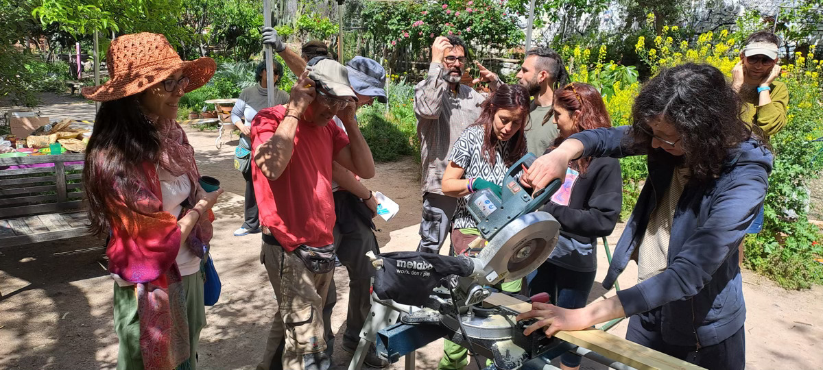 Construyendo un domo geodesico de madera en Lavapies-Madrid