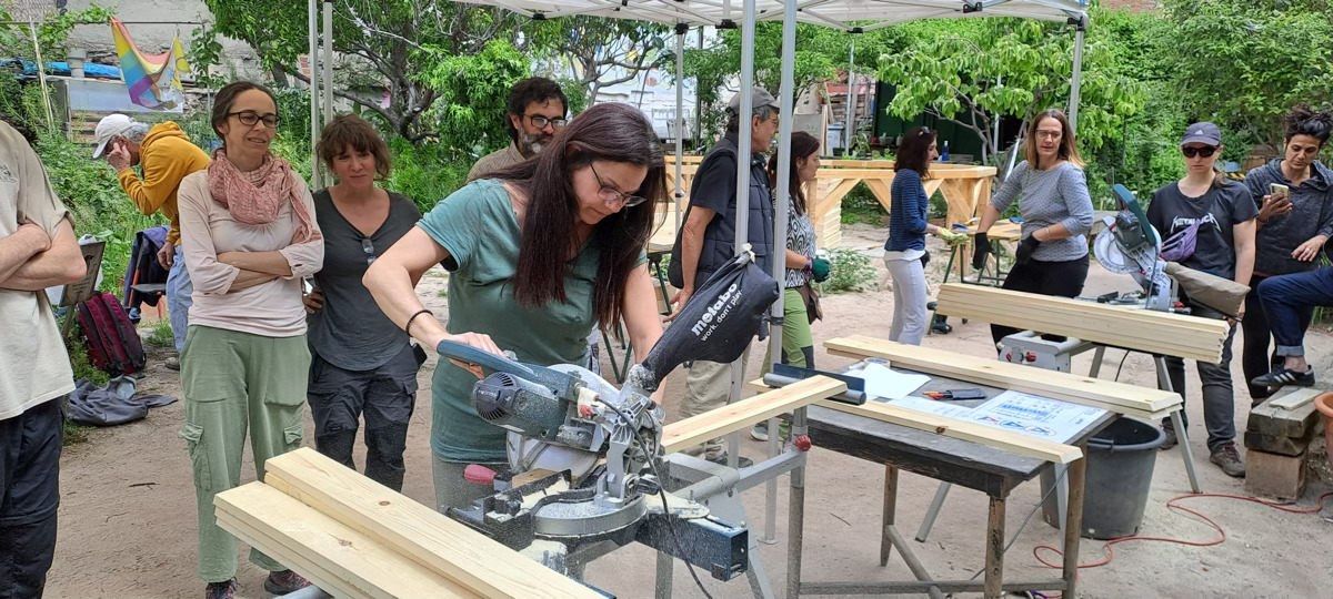 Construyendo un domo geodesico de madera en Lavapies-Madrid