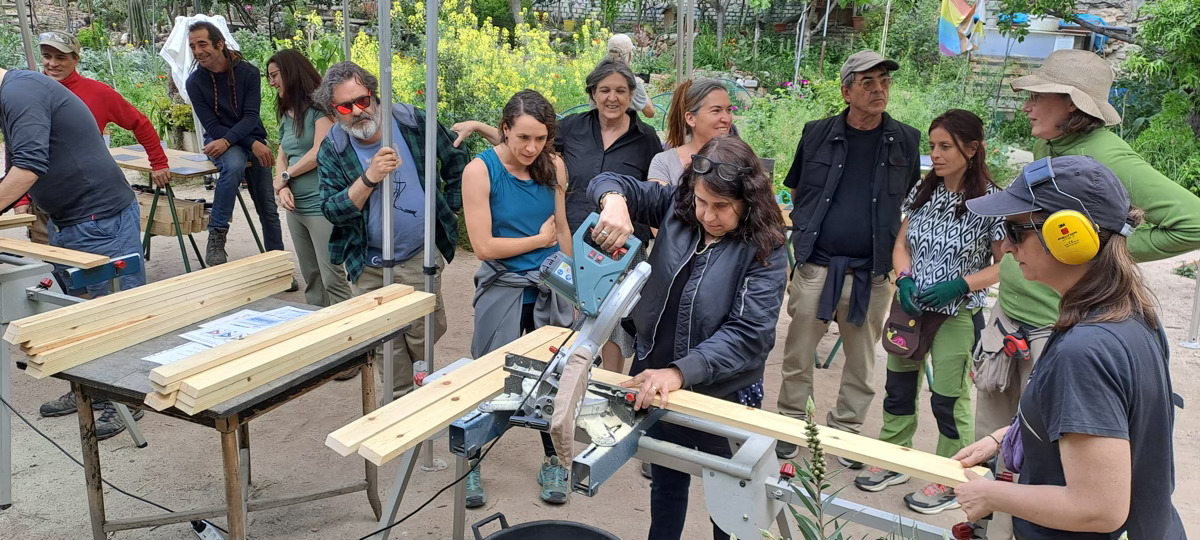 Construyendo un domo geodesico de madera en Lavapies-Madrid