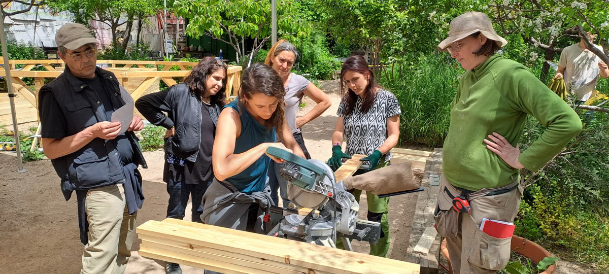 Construyendo un domo geodesico de madera en Lavapies-Madrid