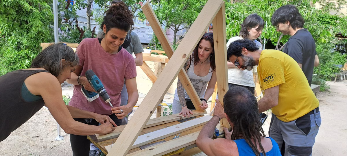 Construyendo un domo geodesico de madera en Lavapies-Madrid