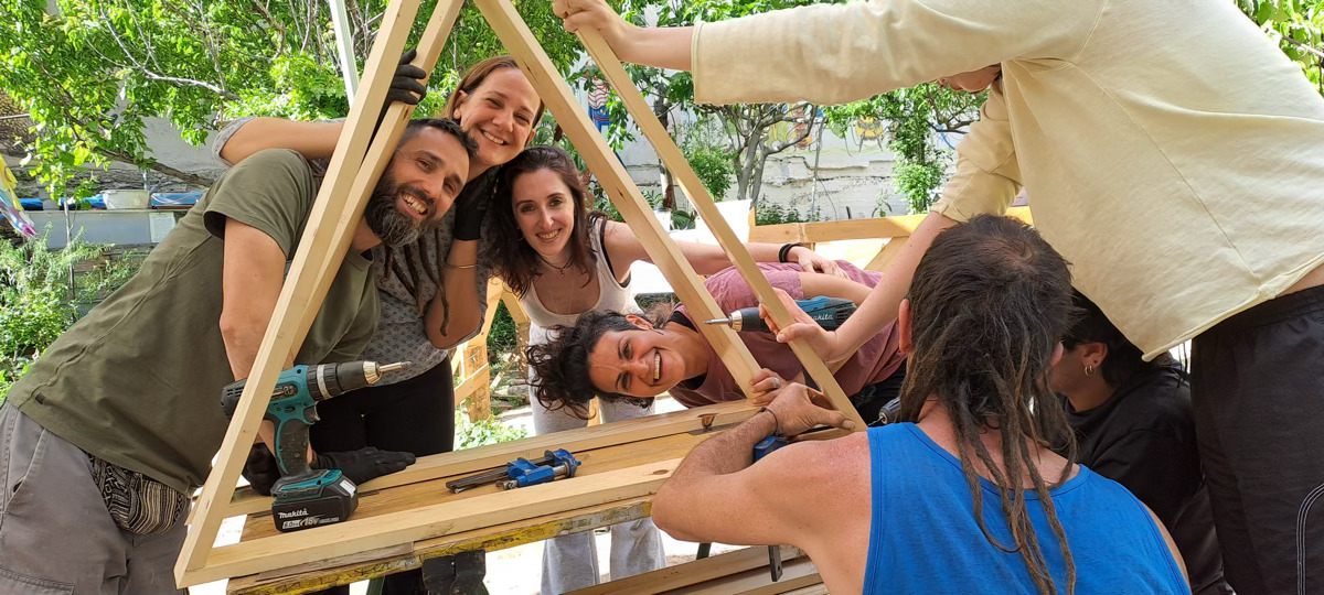 Construyendo un domo geodesico de madera en Lavapies-Madrid