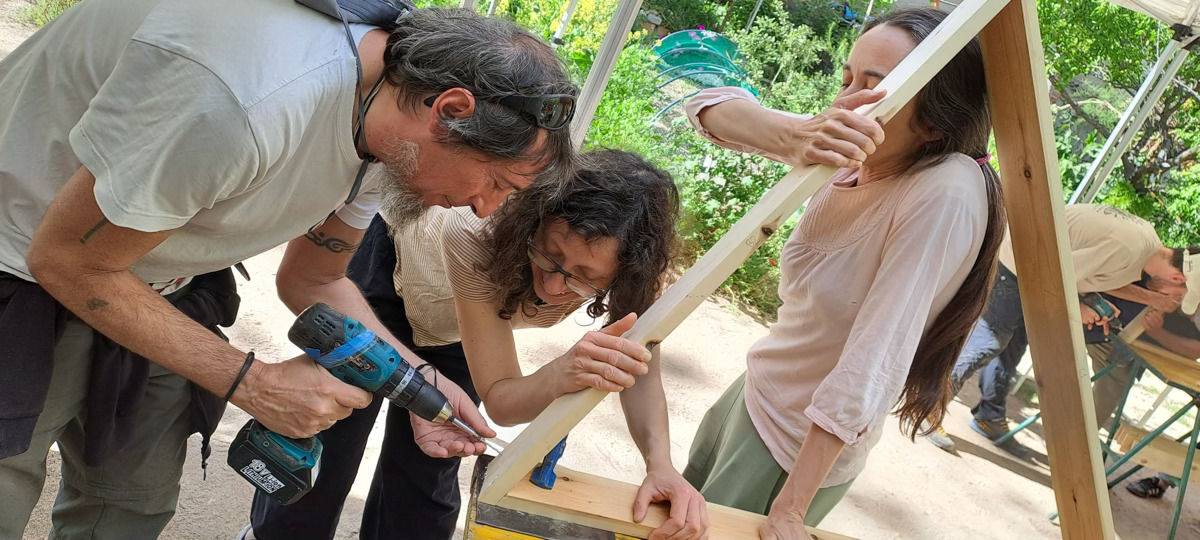 Construyendo un domo geodesico de madera en Lavapies-Madrid