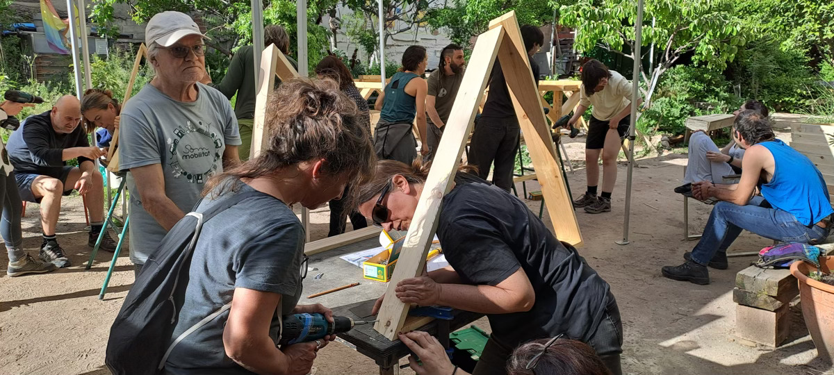 Construyendo un domo geodesico de madera en Lavapies-Madrid