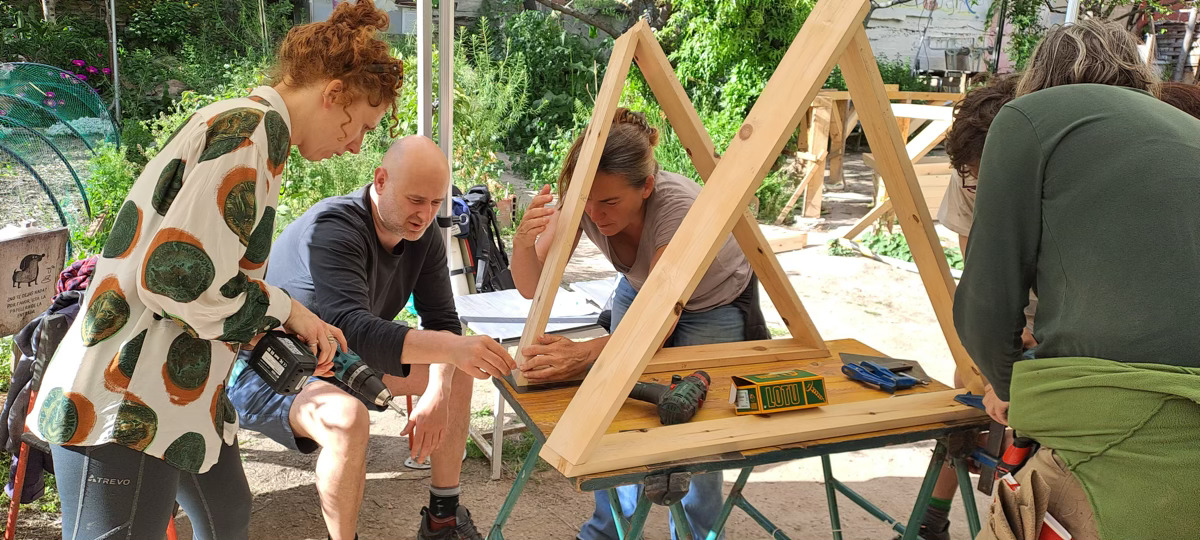 Construyendo un domo geodesico de madera en Lavapies-Madrid