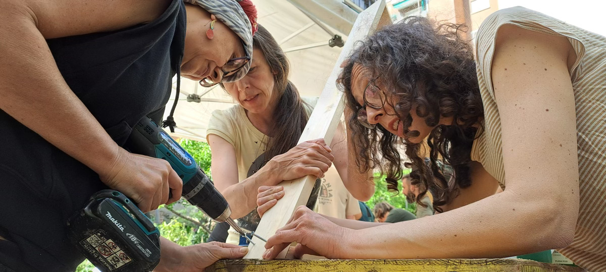 Construyendo un domo geodesico de madera en Lavapies-Madrid