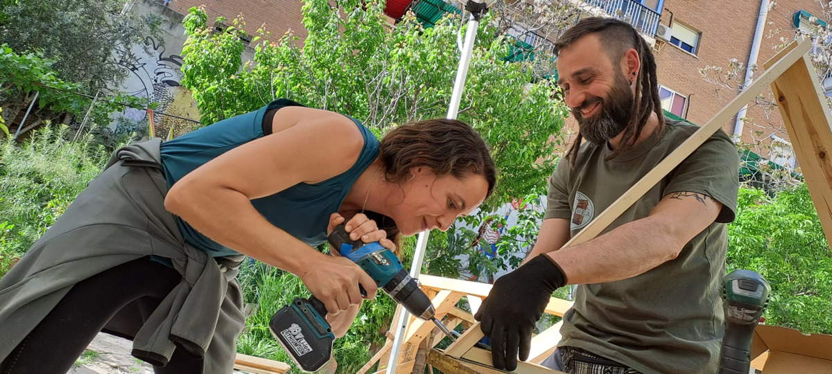 Construyendo un domo geodesico de madera en Lavapies-Madrid