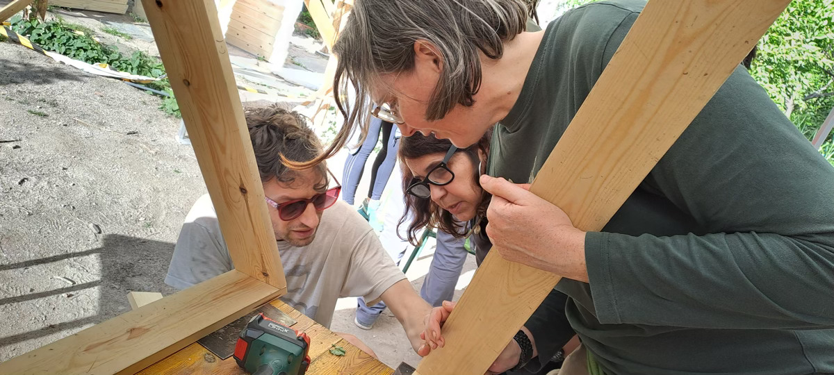 Construyendo un domo geodesico de madera en Lavapies-Madrid