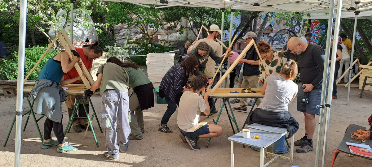 Construyendo un domo geodesico de madera en Lavapies-Madrid