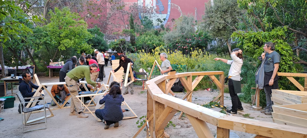 Construyendo un domo geodesico de madera en Lavapies-Madrid