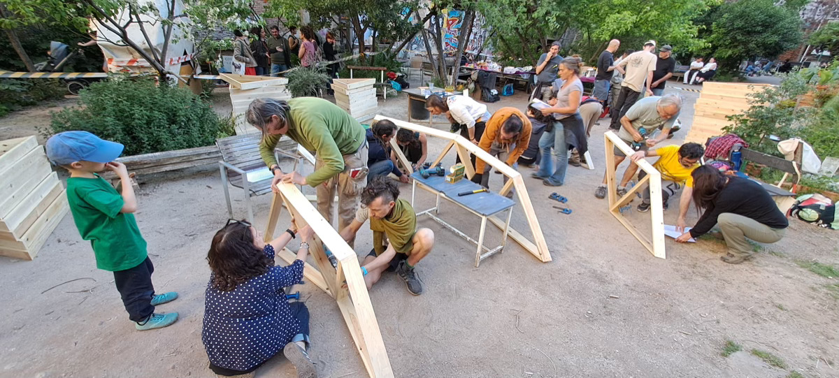 Construyendo un domo geodesico de madera en Lavapies-Madrid