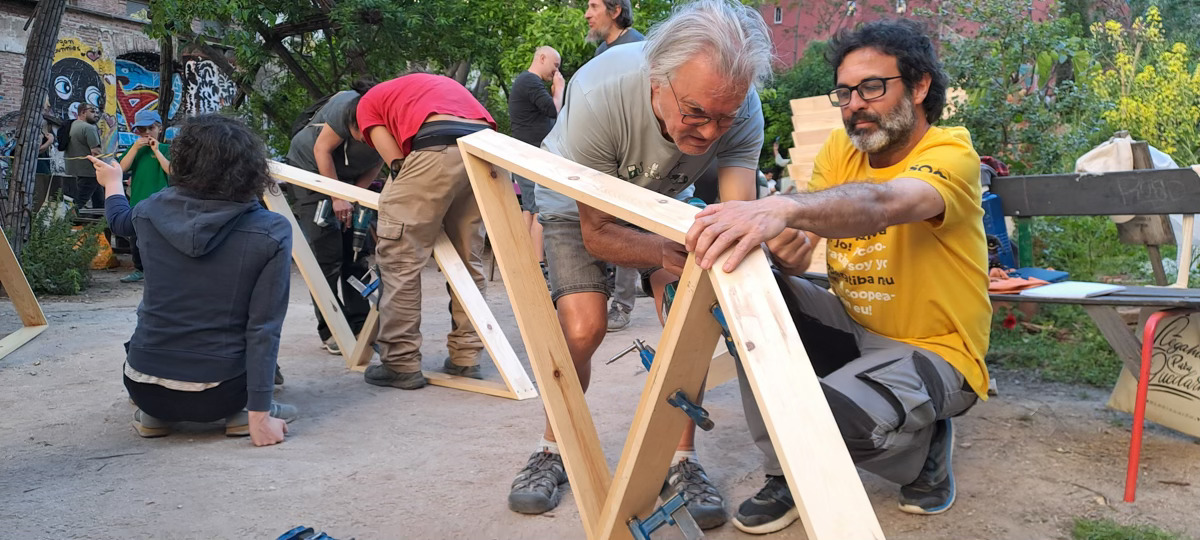 Construyendo un domo geodesico de madera en Lavapies-Madrid
