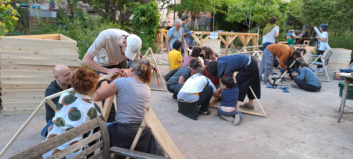 Construyendo un domo geodesico de madera en Lavapies-Madrid