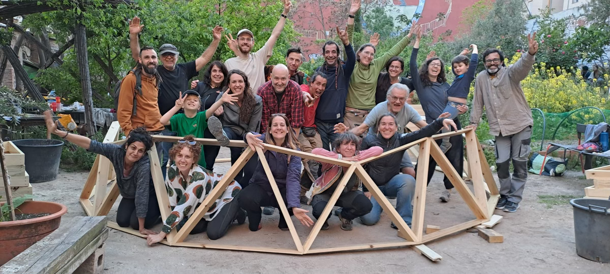 Construyendo un domo geodesico de madera en Lavapies-Madrid