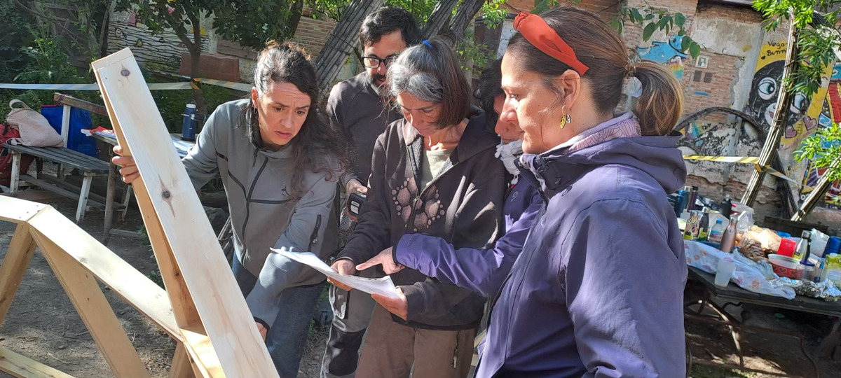 Construyendo un domo geodesico de madera en Lavapies-Madrid
