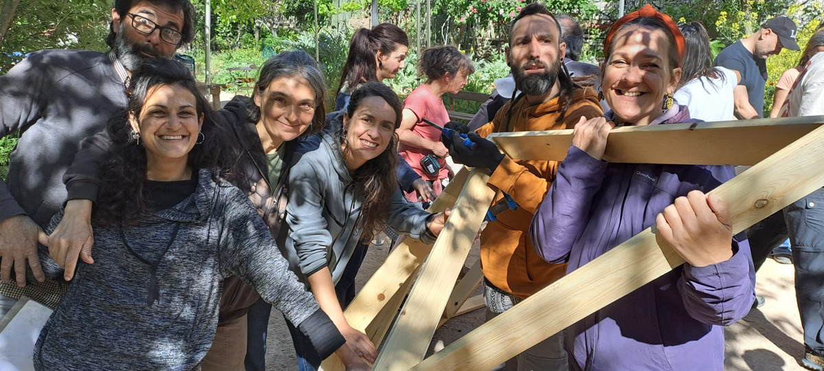 Construyendo un domo geodesico de madera en Lavapies-Madrid