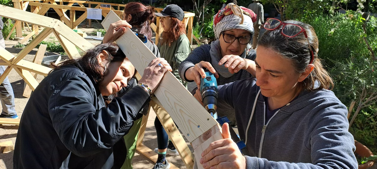Construyendo un domo geodesico de madera en Lavapies-Madrid