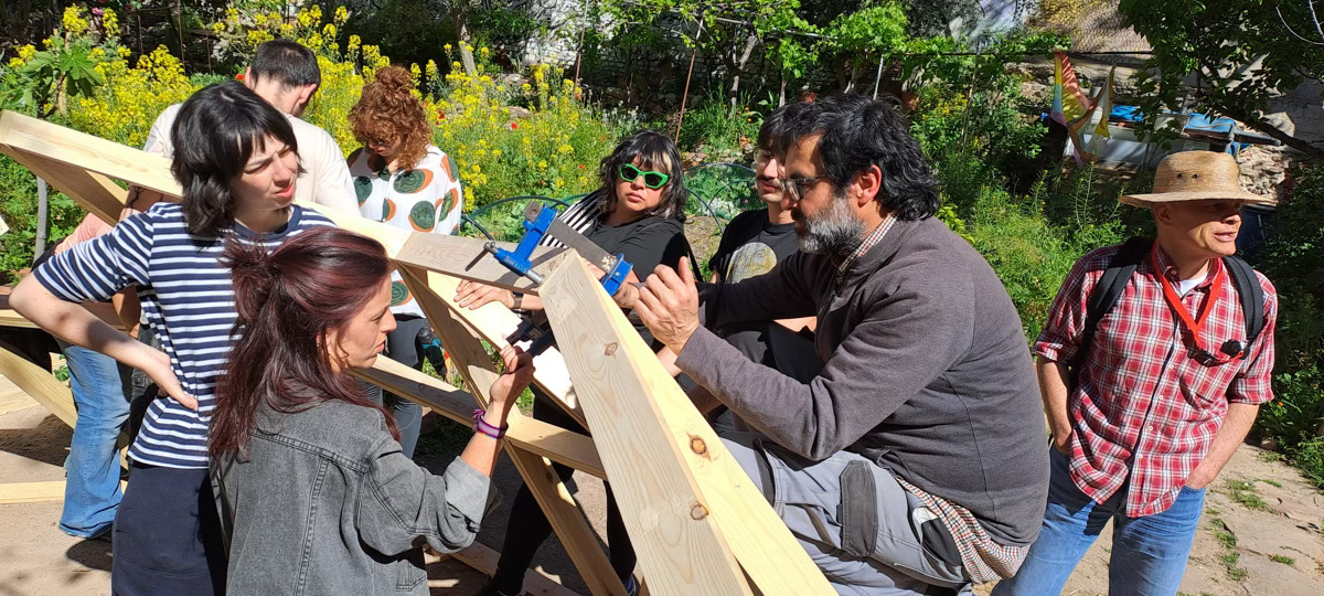 Construyendo un domo geodesico de madera en Lavapies-Madrid