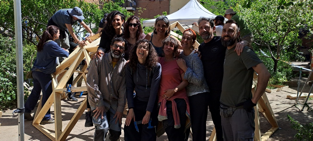 Construyendo un domo geodesico de madera en Lavapies-Madrid