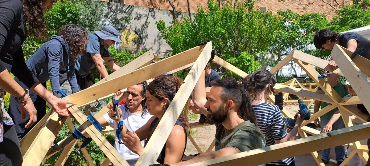 Construyendo un domo geodesico de madera en Lavapies-Madrid