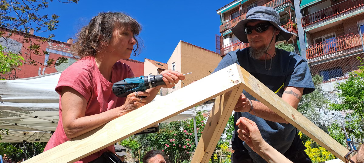 Construyendo un domo geodesico de madera en Lavapies-Madrid