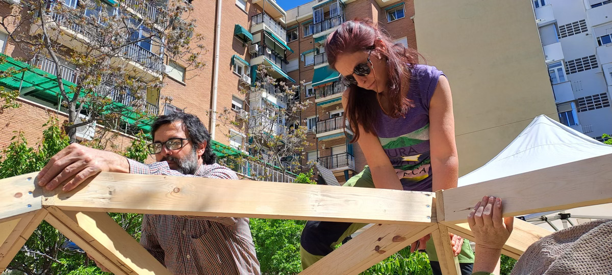Construyendo un domo geodesico de madera en Lavapies-Madrid