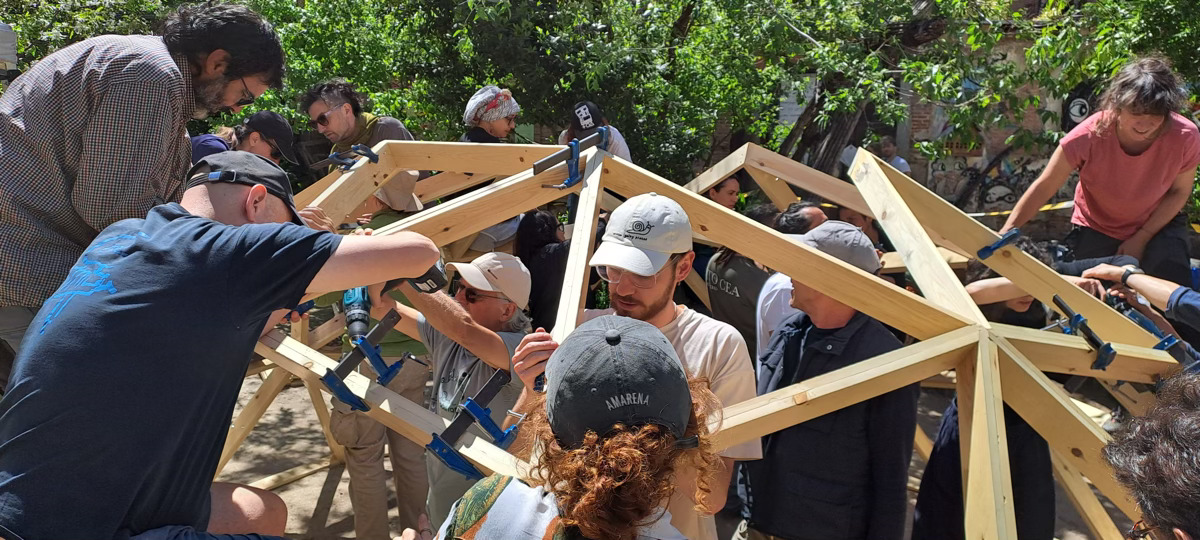 Construyendo un domo geodesico de madera en Lavapies-Madrid