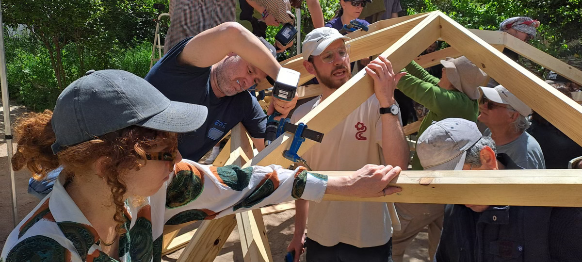 Construyendo un domo geodesico de madera en Lavapies-Madrid
