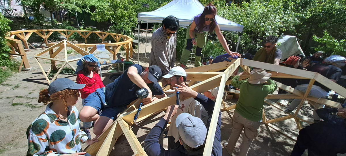 Construyendo un domo geodesico de madera en Lavapies-Madrid
