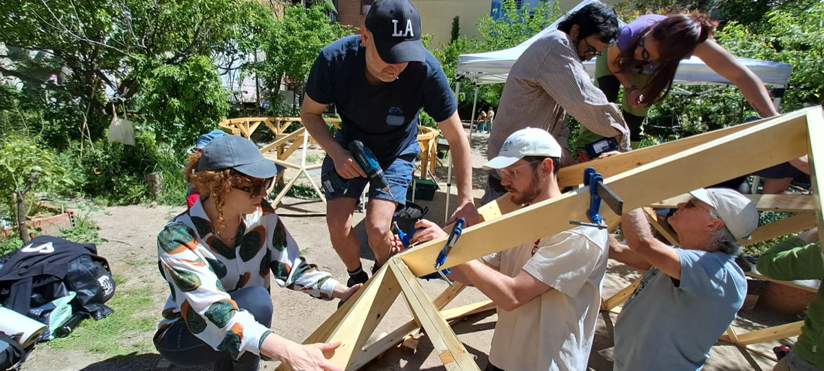 Construyendo un domo geodesico de madera en Lavapies-Madrid