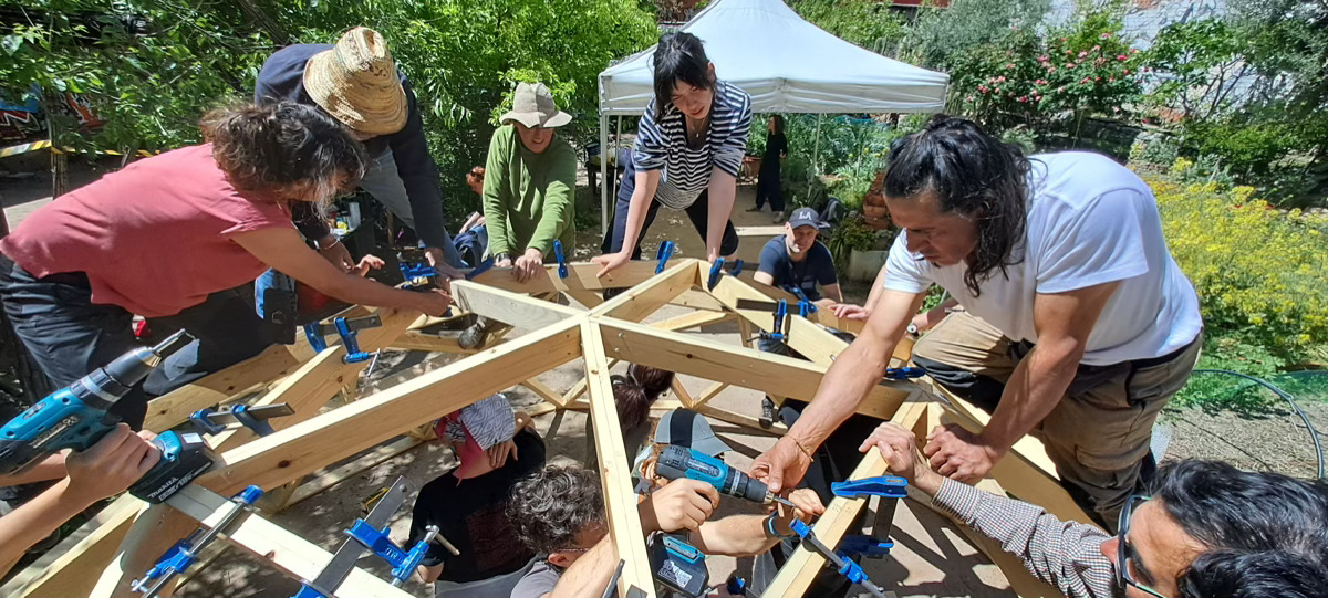 Construyendo un domo geodesico de madera en Lavapies-Madrid