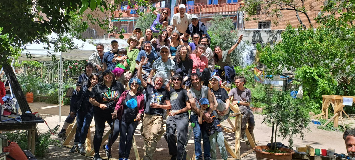 Construyendo un domo geodesico de madera en Lavapies-Madrid