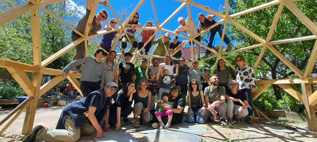 Construyendo un domo geodesico de madera en Lavapies-Madrid