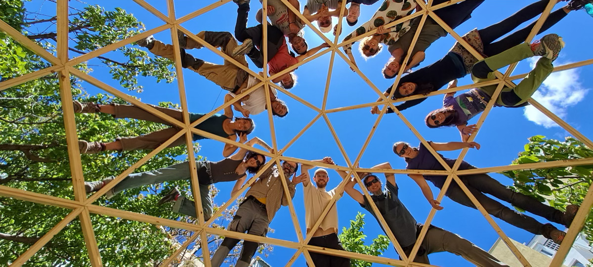 Construyendo un domo geodesico de madera en Lavapies-Madrid