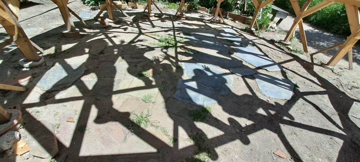 Construyendo un domo geodesico de madera en Lavapies-Madrid