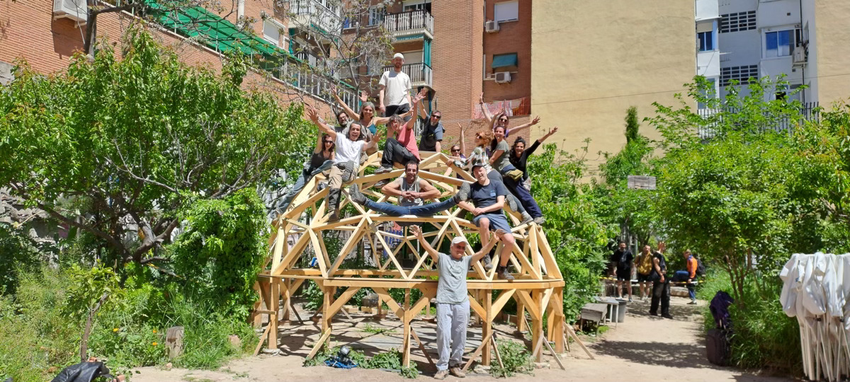 Construyendo un domo geodesico de madera en Lavapies-Madrid