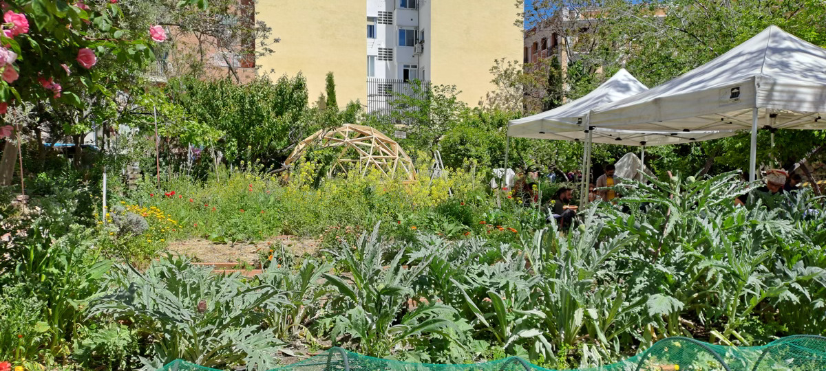Construyendo un domo geodesico de madera en Lavapies-Madrid