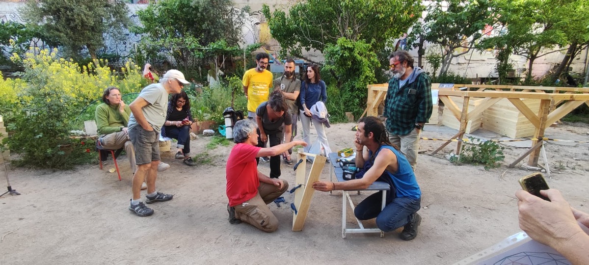 Construyendo un domo geodesico de madera en Lavapies-Madrid